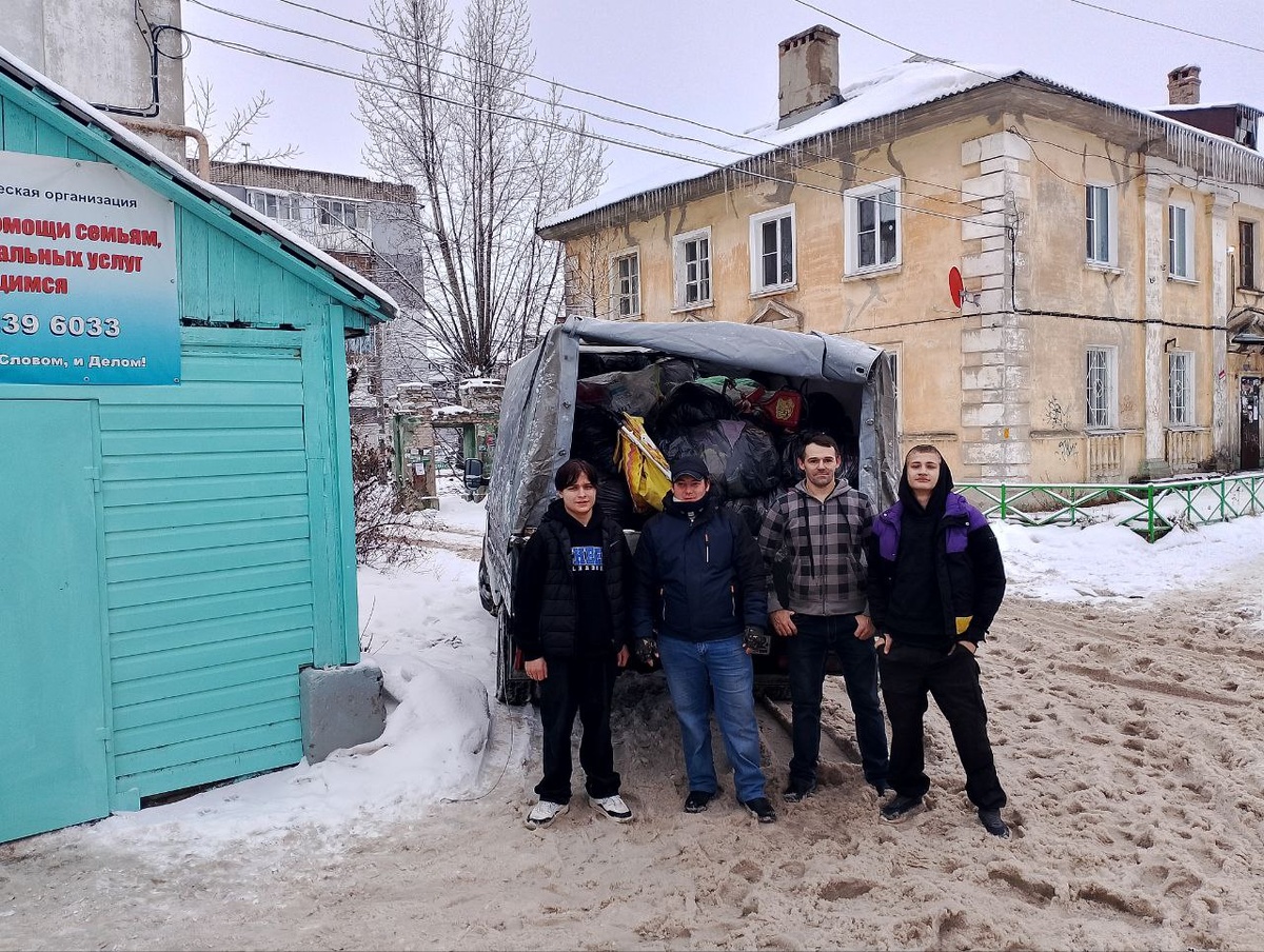 Газель с вещами от Центра помощи семьям выезжает к нуждающимся. 