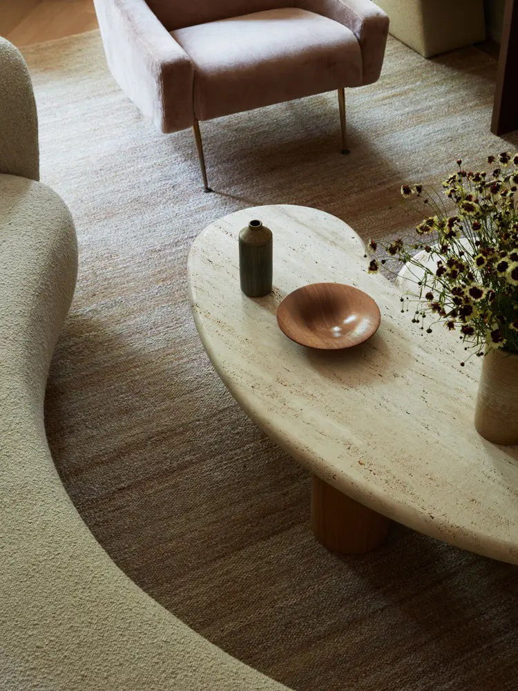 Диван «Букле» и кофейный столик.