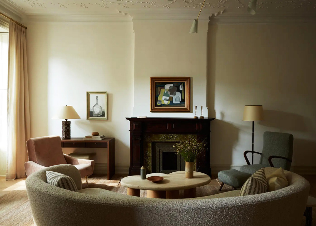 Гостиная и камин.