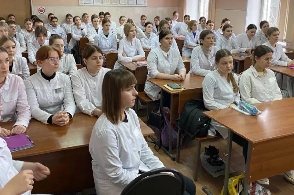    Брянские студенты-медики стали донорами в канун Дня студенчества