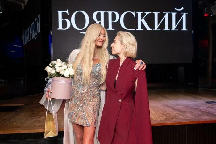 Ариадна Волочкова пришла на день рождения мамы. / Фото: starhit.ru