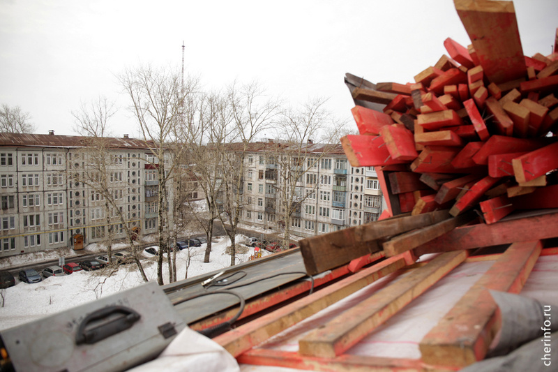    В 15 домах отремонтируют крыши, в 10 - систему водоснабжения и водоотведения, в одном - систему теплоснабжения, еще в одном - электрику.