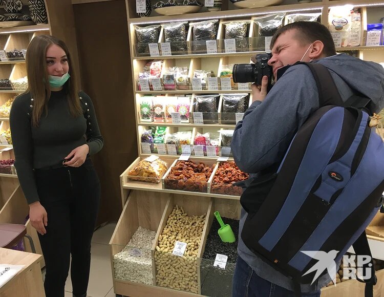 Знакомиться пытались даже в магазине орехов. Фото: Павел КЛОКОВ.