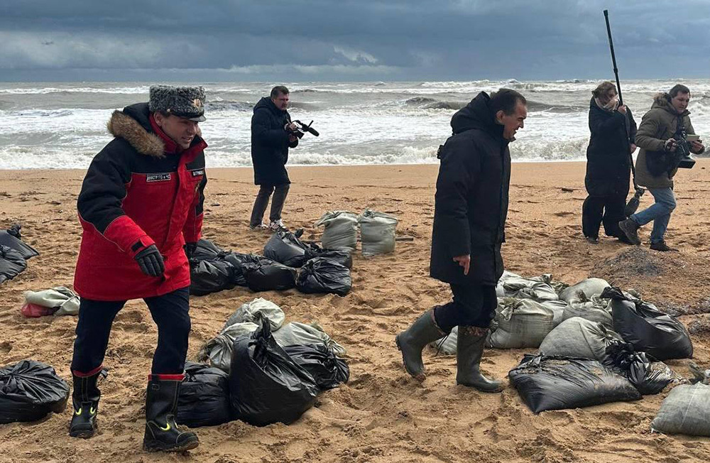     Губернатор Краснодорского края Вениамин Кондратьев (на первом плане справа) на месте спасательных работ.    
 Фото: телеграм-канал губернатора Краснодарского края/Вениамин Кондратьев/t.me/kondratyevvi