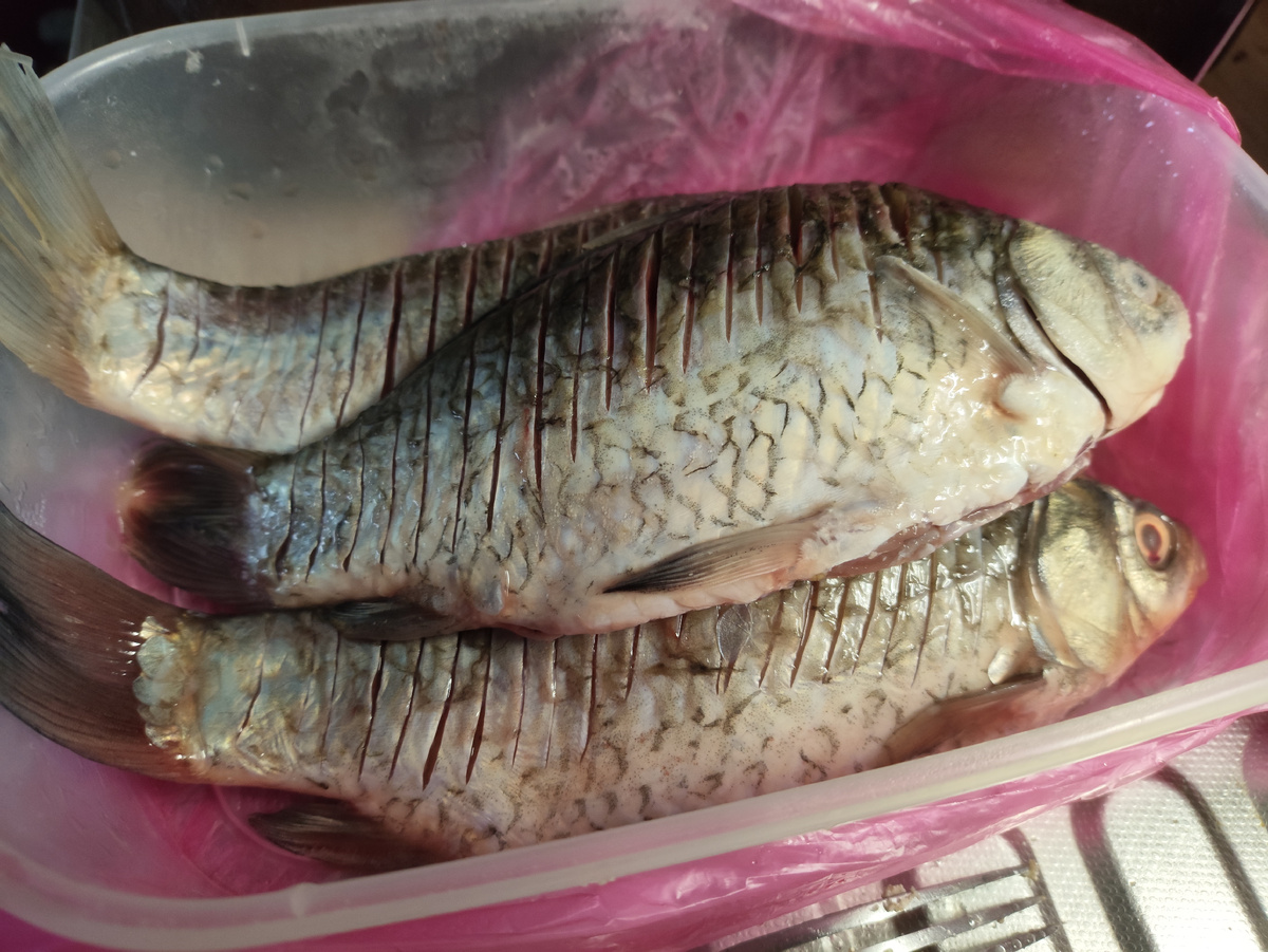 Всех надсекла, чтобы косточки не чувствовались