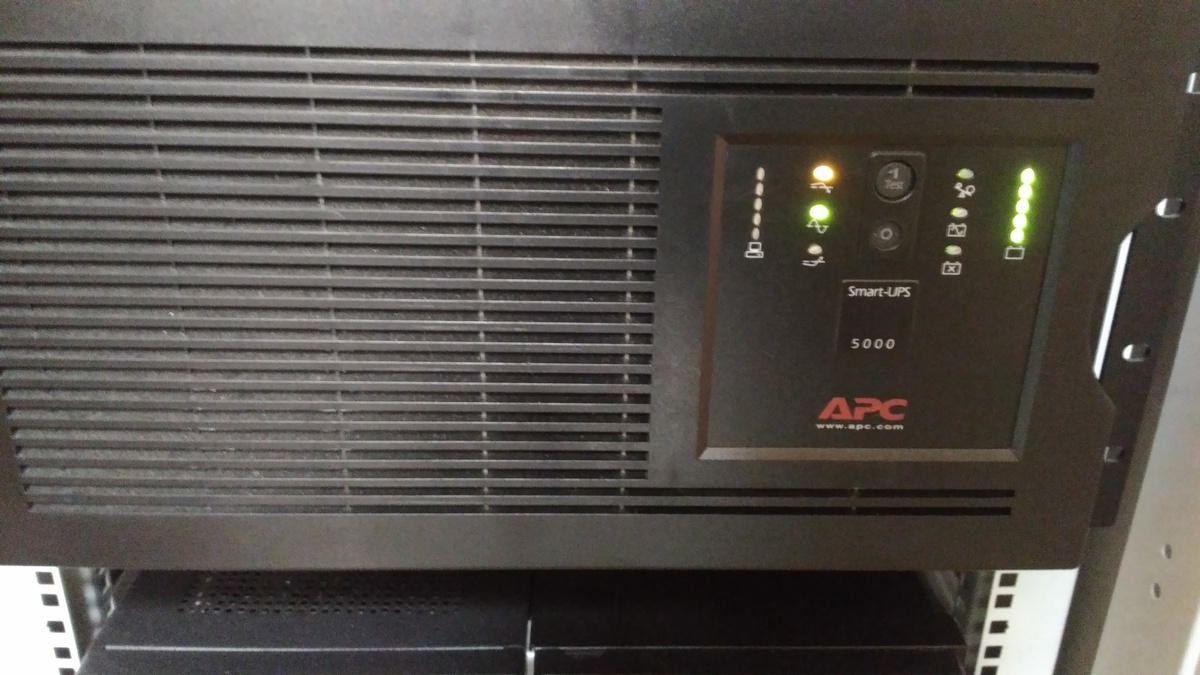 Пример ИБП APC Smart UPS 5000 (индикатор АКБ в нормальном состоянии)