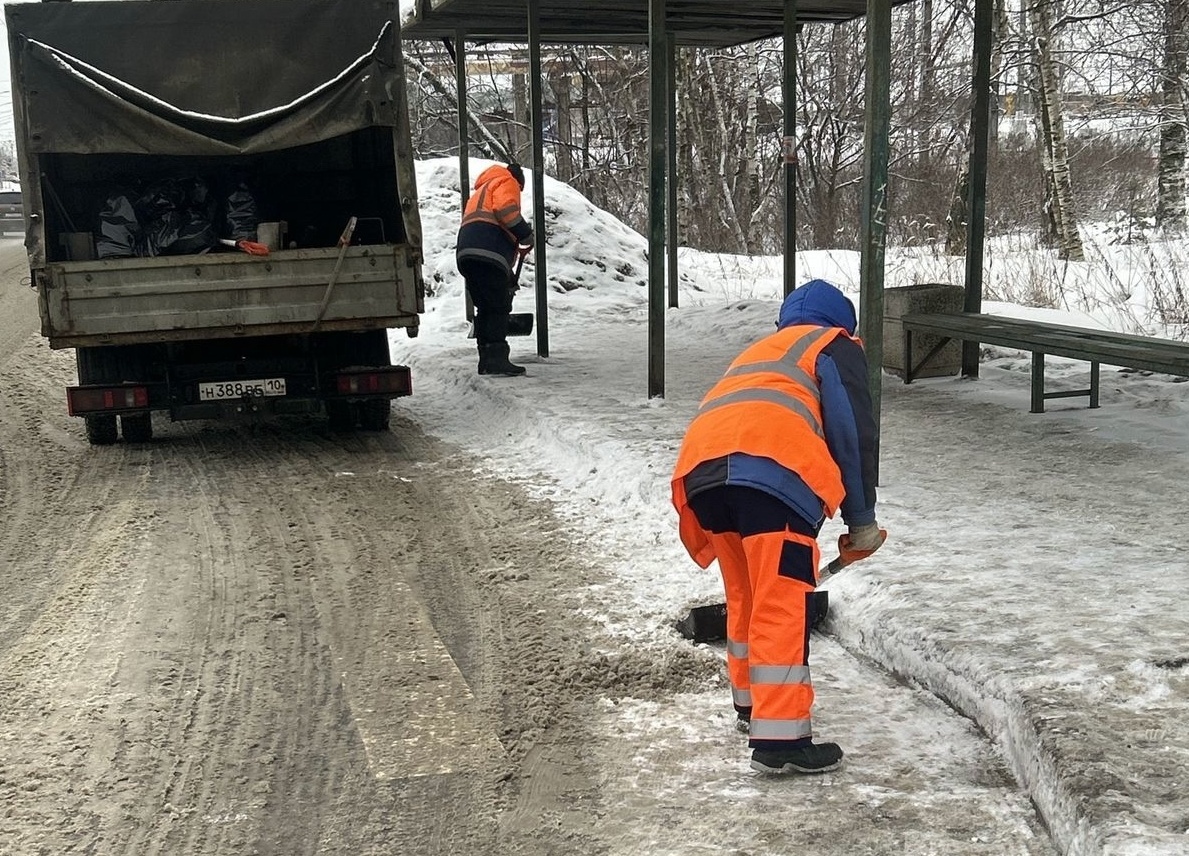    Снег в Петрозаводске убирают рабочие «Кондопожского ДРСУ». Фото: Пресс-служба мэрии Петрозаводска