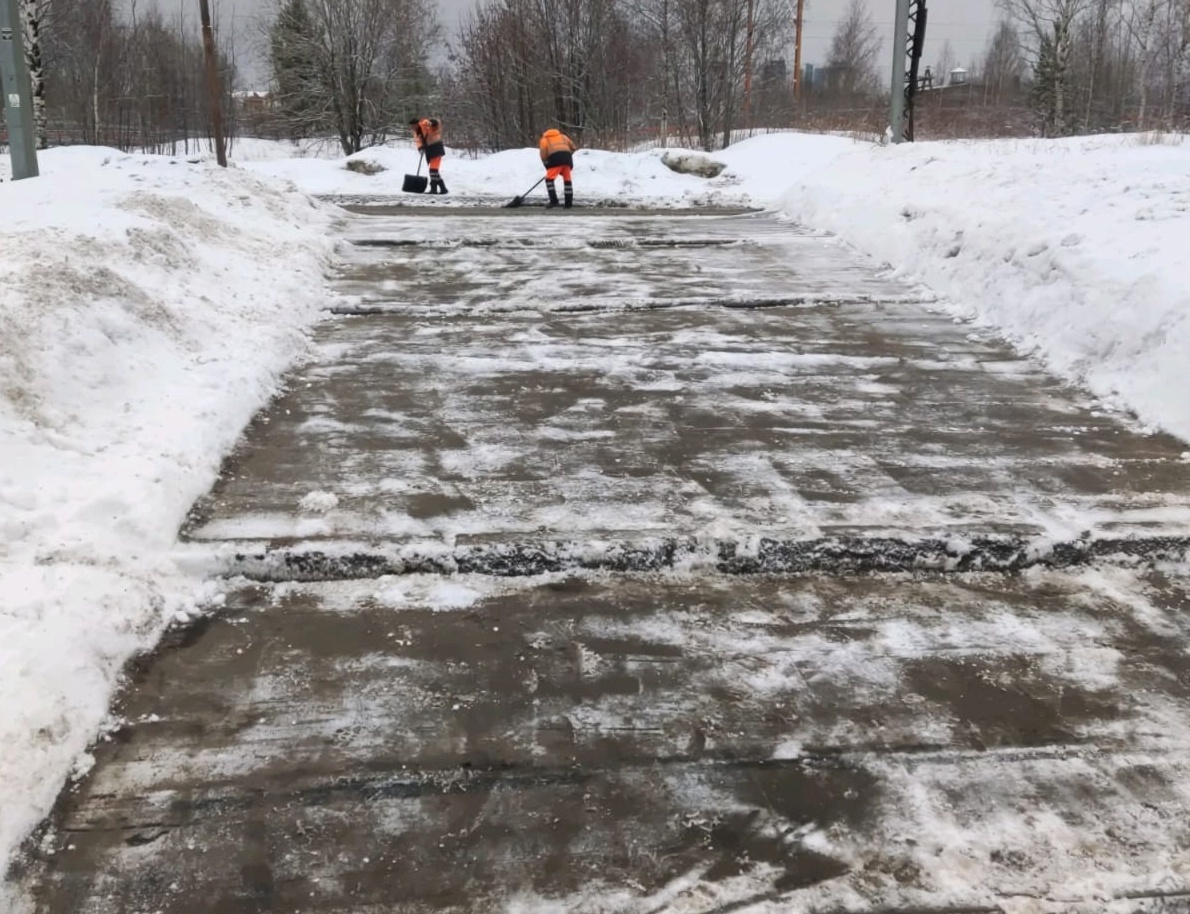    Снег в Петрозаводске убирают рабочие «Кондопожского ДРСУ». Фото: Пресс-служба мэрии Петрозаводска