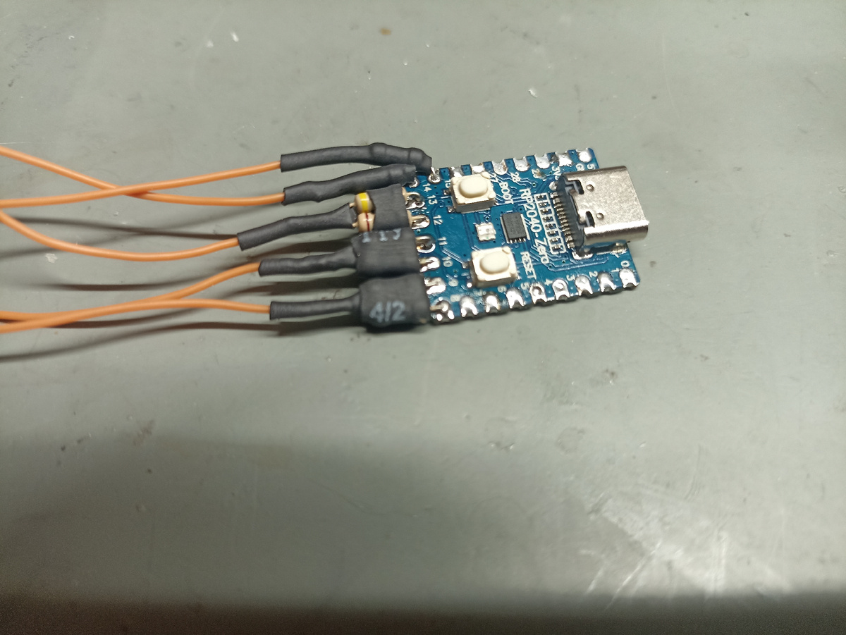 Припаиваем провода и закрываем термоусадкой.