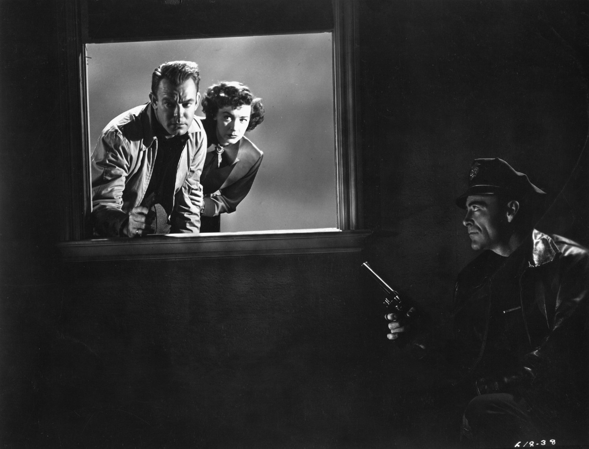 Актер Деннис О’Кифи, актриса Марша Хант и актер Кэри Лофтин в фильме режиссера Энтони Манна «Грязная сделка» (Raw Deal)