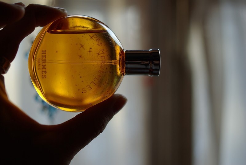 один из моих любимейших ароматов; для большинства простых людей он пахнет мужским одеколоном "хвойный", а для меня - Рождеством, ёлкой, деревяшами и специями...