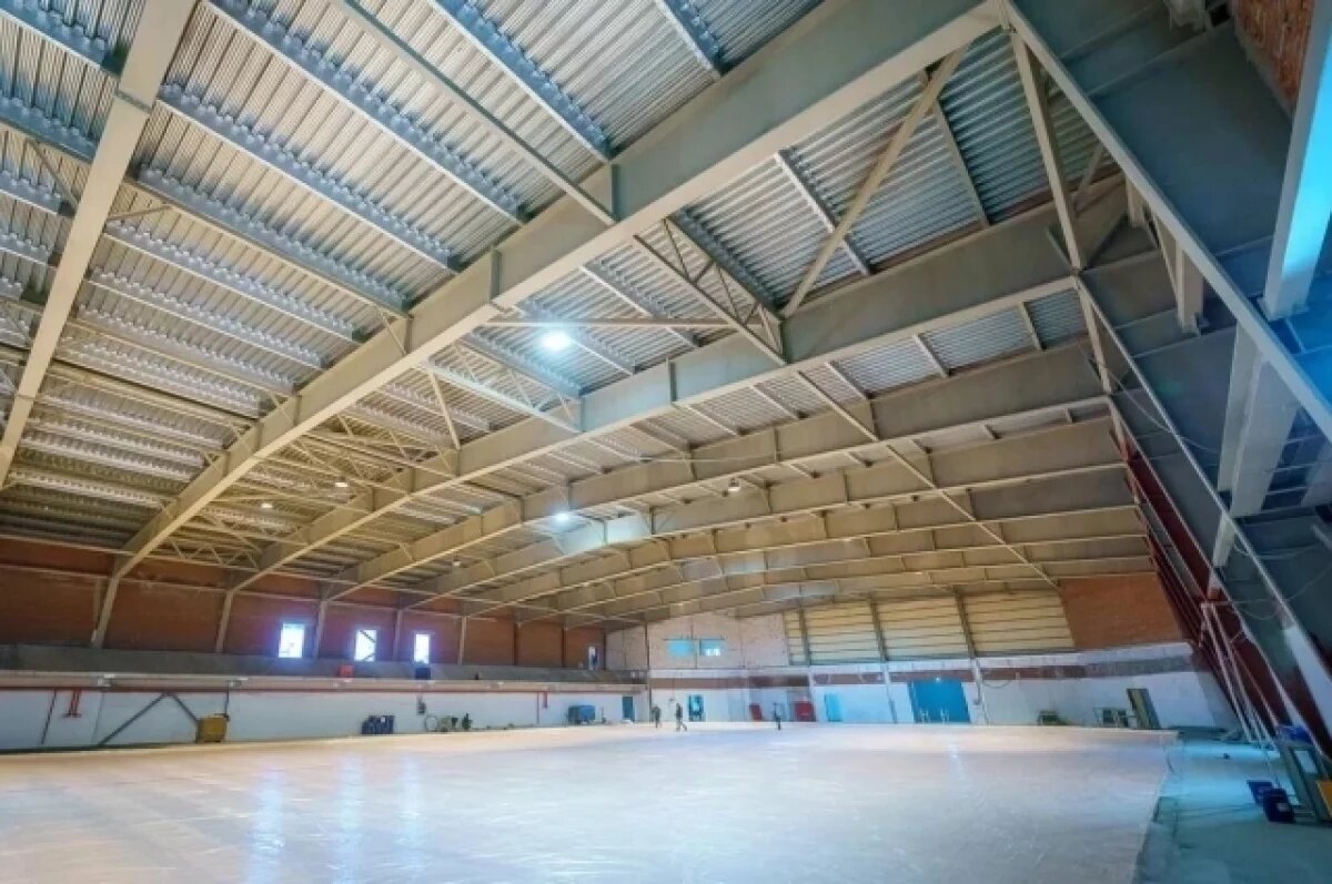    Площадь здания составляет более 12000 квадратных метров.