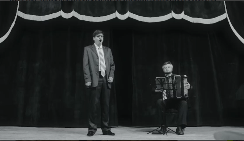    Николай Горланов на сцене Курганской филармонии. Фото: скриншот видео в соцсетях.