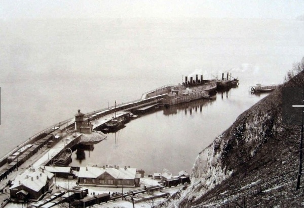 Ледоколы в Порту Байкал