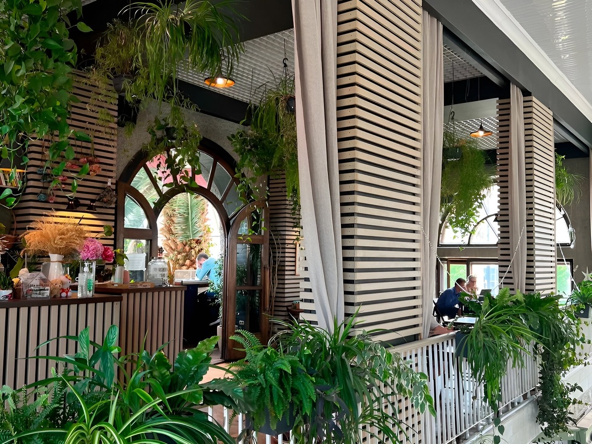 На территории есть кофейня, украшенная зеленью. Фото: Татьяна Хименчук / Яндекс Карты