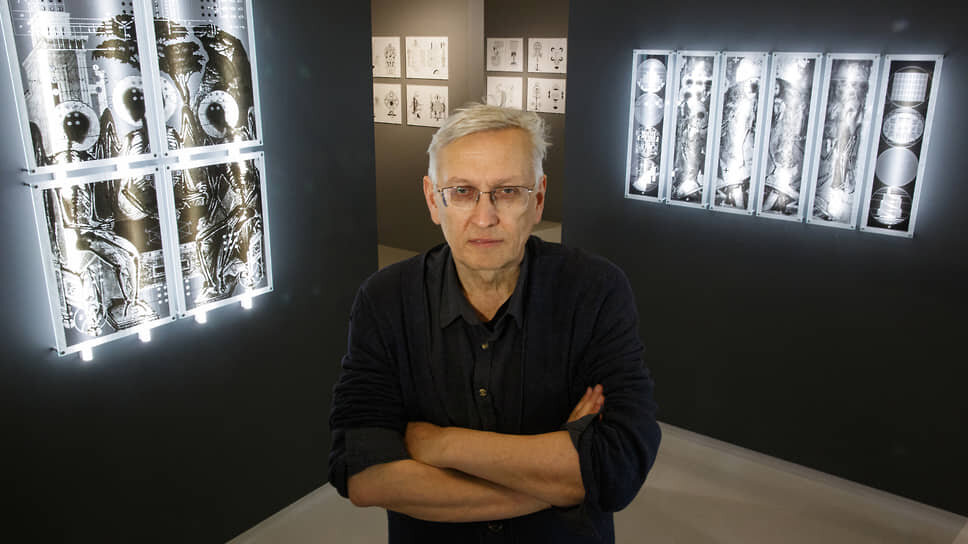 Евгений Стрелков на своей выставке «Третья идея» в ГЦСИ «Арсенал». Нижний Новгород, 2021.📷Фото: Алексей Шевцов