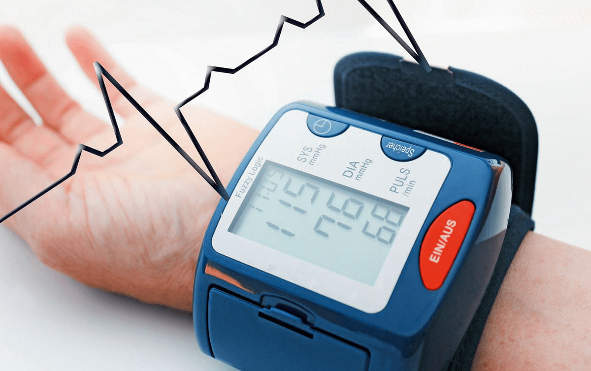    Когда после измерения давления начинает громко пищать и угрожающе моргать тонометр, это действительно настораживает. Источник изображения: kp.ru