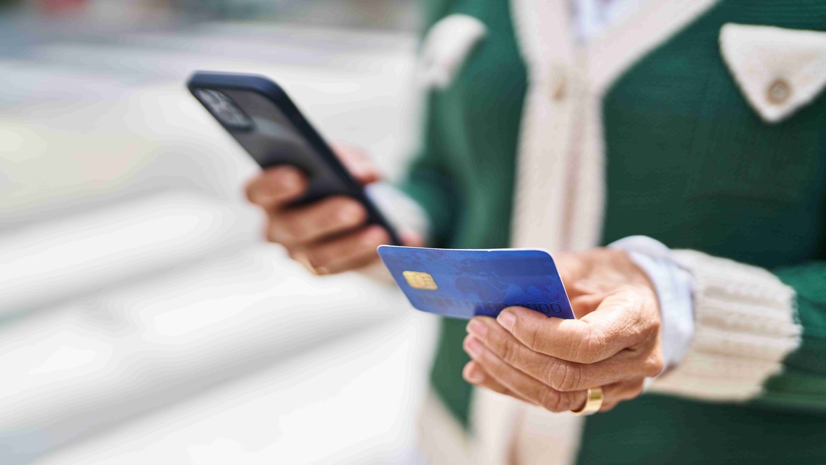    Перевод с карты на карту невозможно однозначно определить как платёж за товар. Фото: Freepik