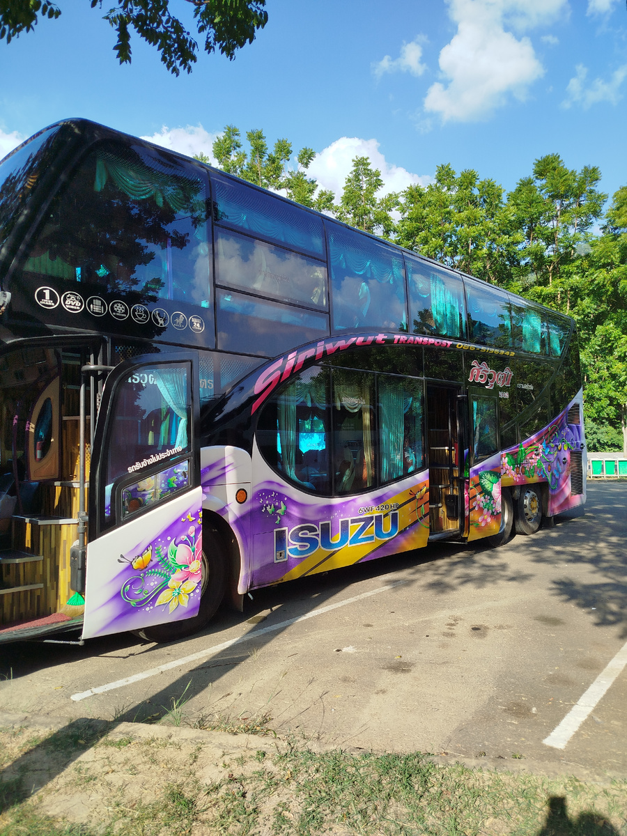 А это второй автобус . Оба ехали друг за другом 