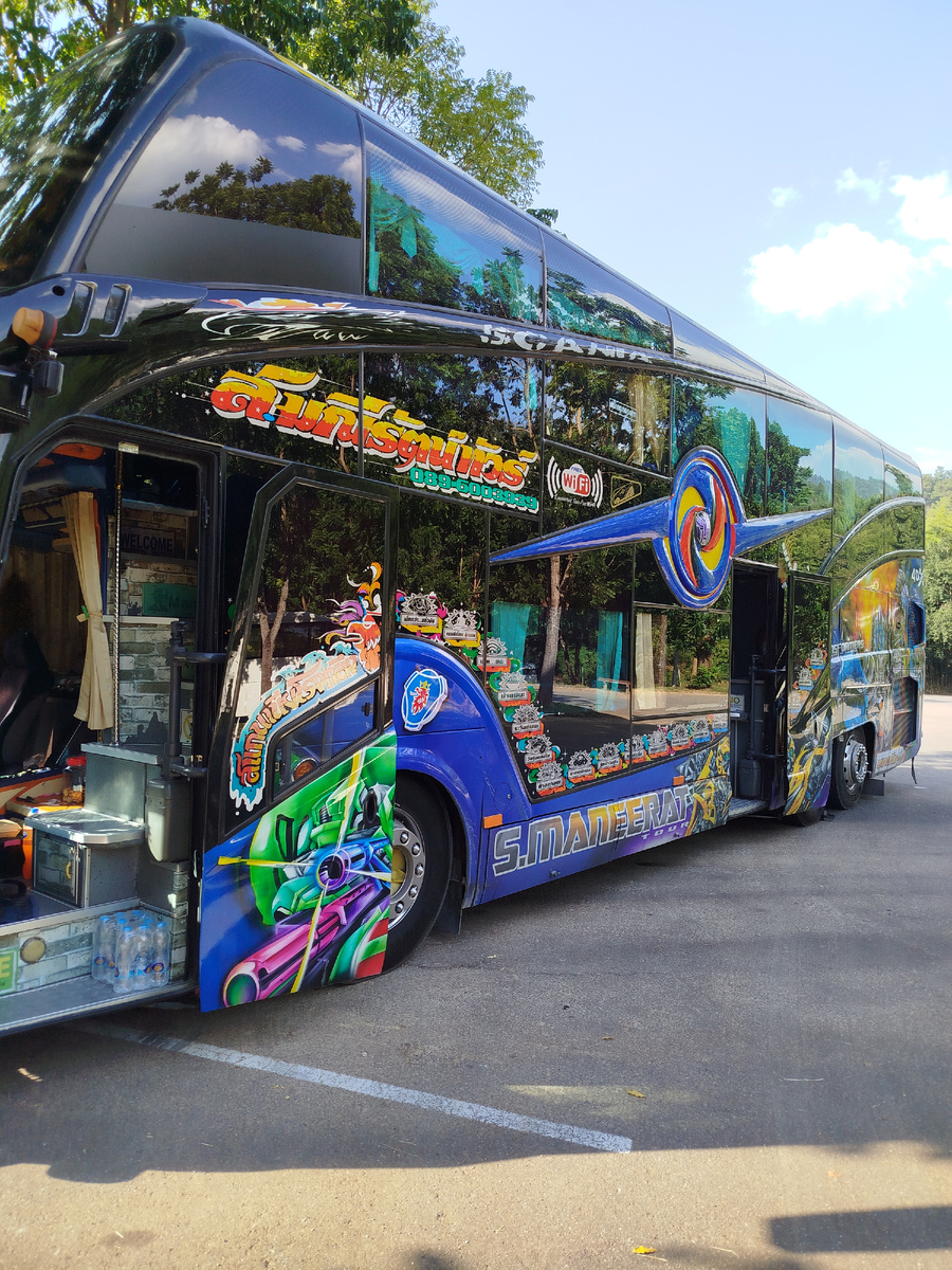 В этом автобусе ехали мы 