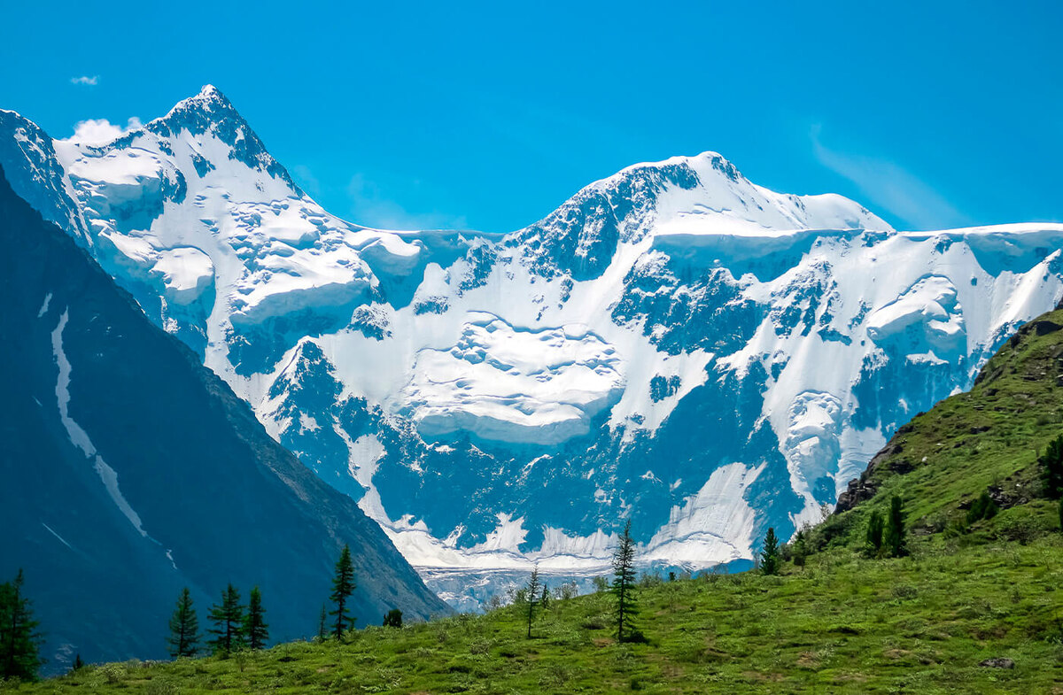 Восточная и Западная вершины Белухи, соединенные могучей Аккемской стеной