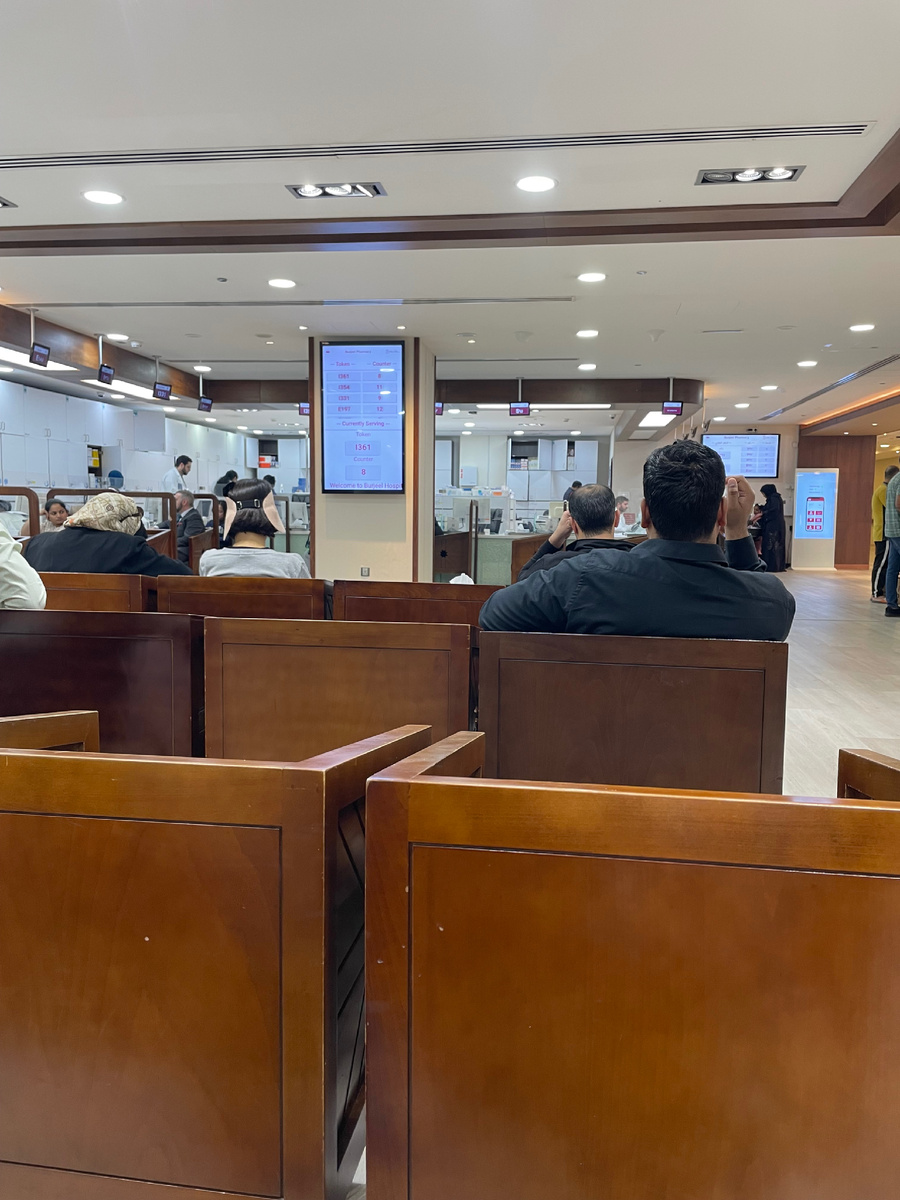 В ожидании выдачи лекарств.