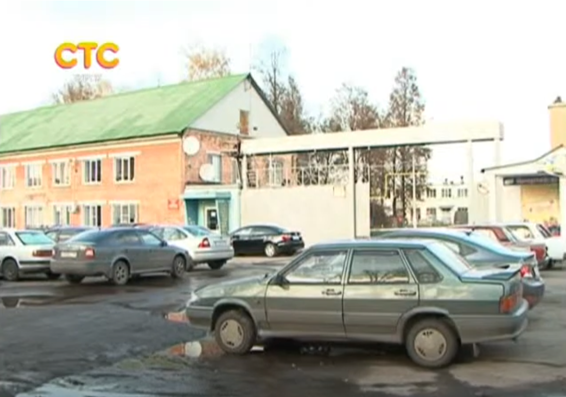 Кадр из передачи: СТС-Курск. Городские истории. Магистральный проезд. 1 ноября 2013. Вид на административный корпус, проходную и ворота хладокомбината