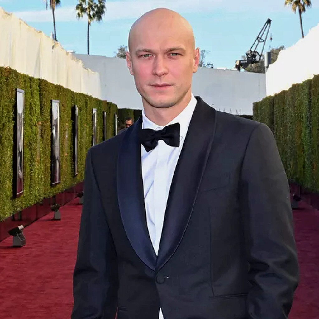 Юра Борисов  на красной дорожке церемонии вручения премии "Золотой глобус", 2025 г