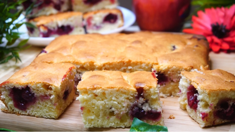 Бесподобный Пирог к чаю за 7 минут + время на выпечку. Не ожидала такого результата - супер нежный и воздушный, даже без начинки.