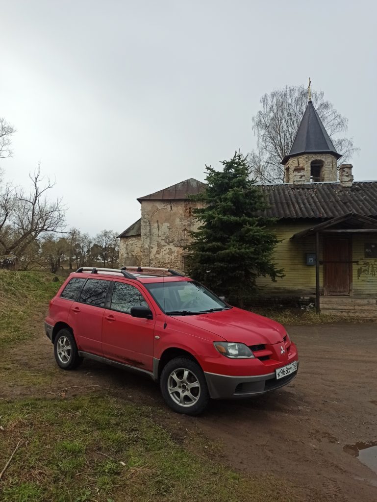 Экспедиционная машина «Древностей» около храма