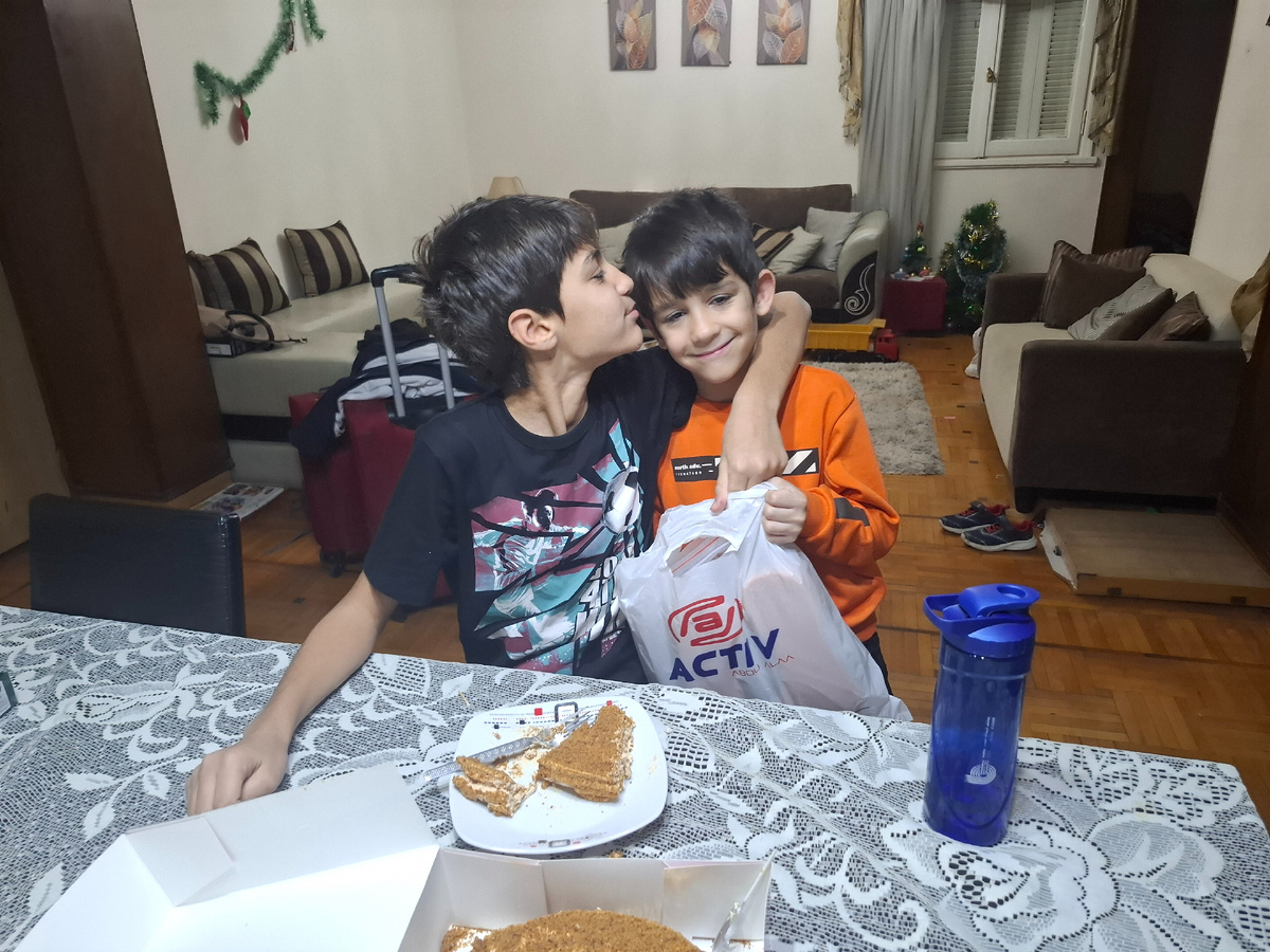 Обязательный тортик и свечки с папой и важные подарки с собой в дорогу