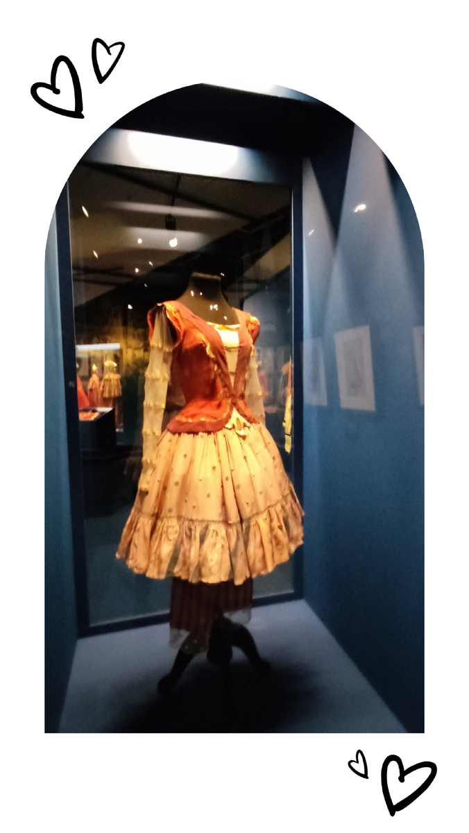 Костюм к балету "Петрушка", созданный А. Н. Бенуа. Фото из архива автора. 