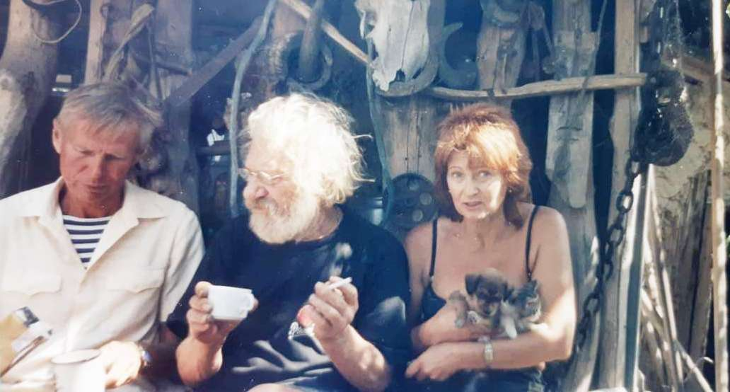 На фото – мы с Надей в гостях у художника Владимира Зебека на Кинбурнской Косе, где в своё время Суворов разгромил турецкую армию и взял крепость «Очаков»…