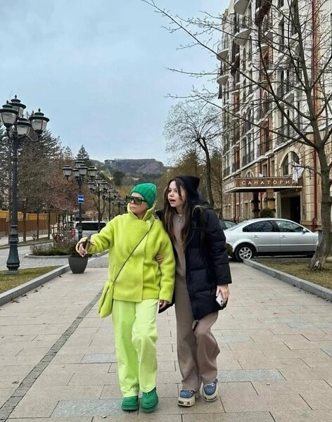 Артистка много времени проводит с внучкой