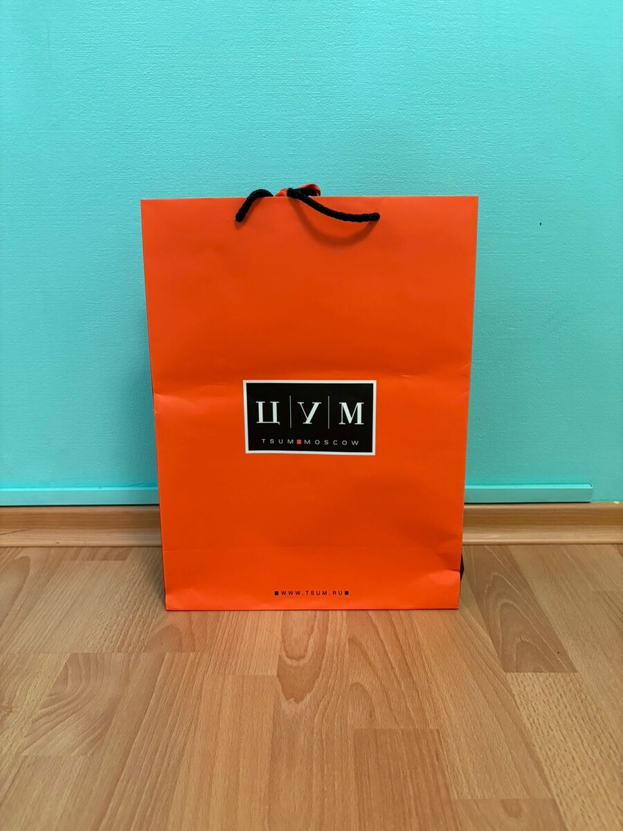 Пакет из ЦУМа. Покупал подарок дочери к Новому году. Снято на iPhone 16