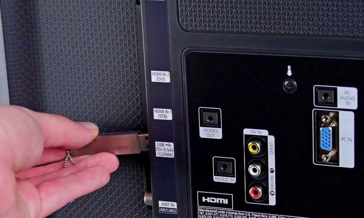    Важно, чтобы телевизор и флешка были совместимы