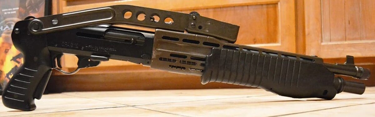 Ранний вариант ружья. Обратите внимание на предохранитель на рукоятке и предохрнитель-рычаг на передней части спусковой скобы.