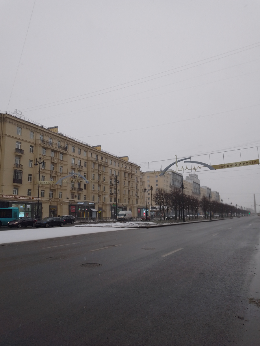 Видно, что эти украшения Лениградской победы зеркально отражены