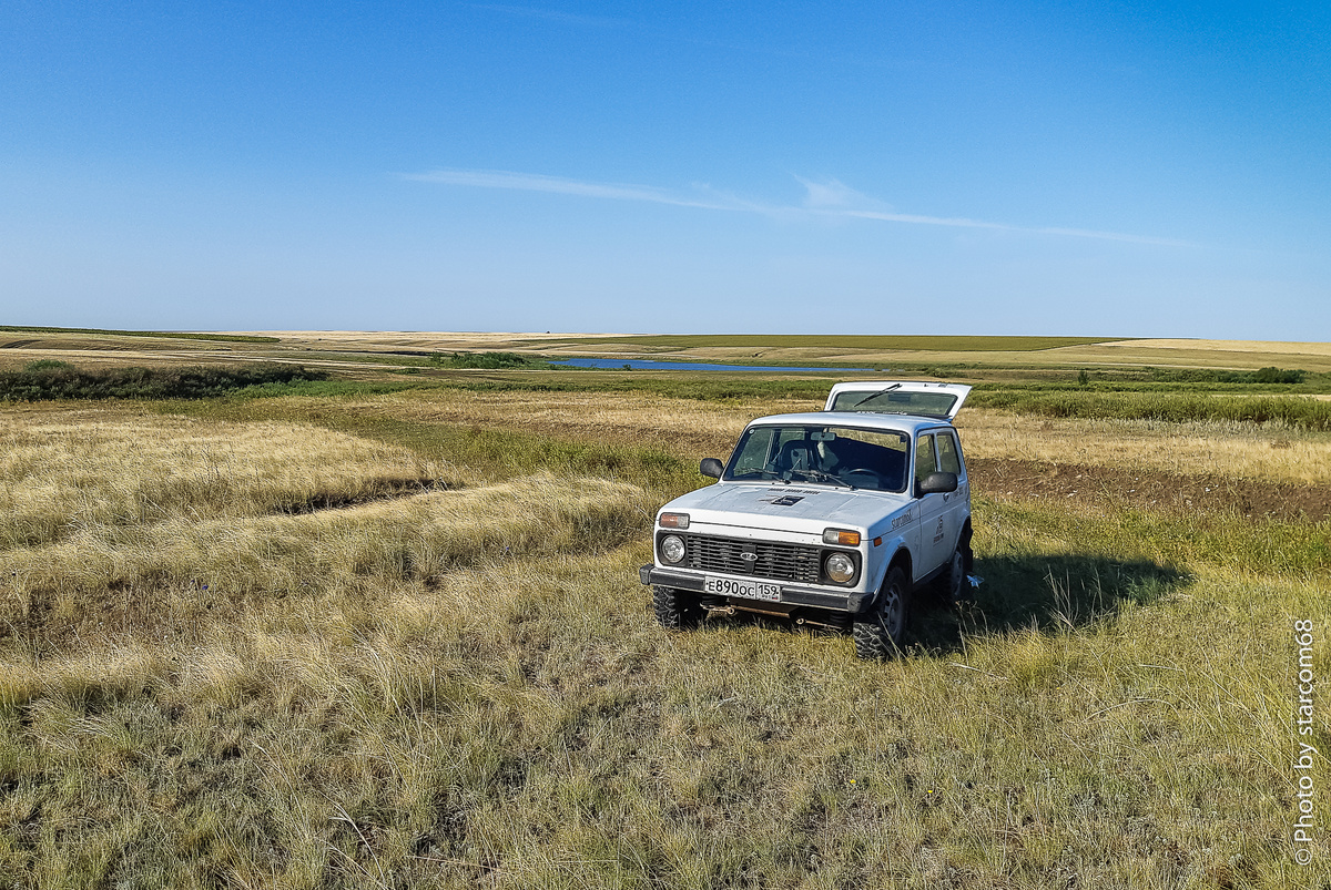 Пока варится кофе я делаю несколько кадров своего бивуака с прудом Кочкар на дальнем плане и Белкой на новых колесах на переднем
