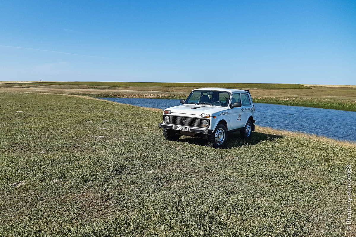 Голубая вода пруда манила, но берег и дно оказались глинистыми и не располагали к заплыву