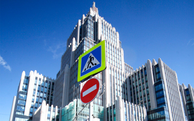 Знак 3.1, имеющий неофициальное название «кирпич», запрещает въезд любых транспортных средств (Фото: Сергей Ведяшкин / АГН «Москва»)