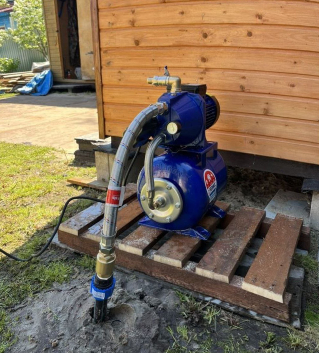 Абиссинская скважина с подключенной насосной станцией.