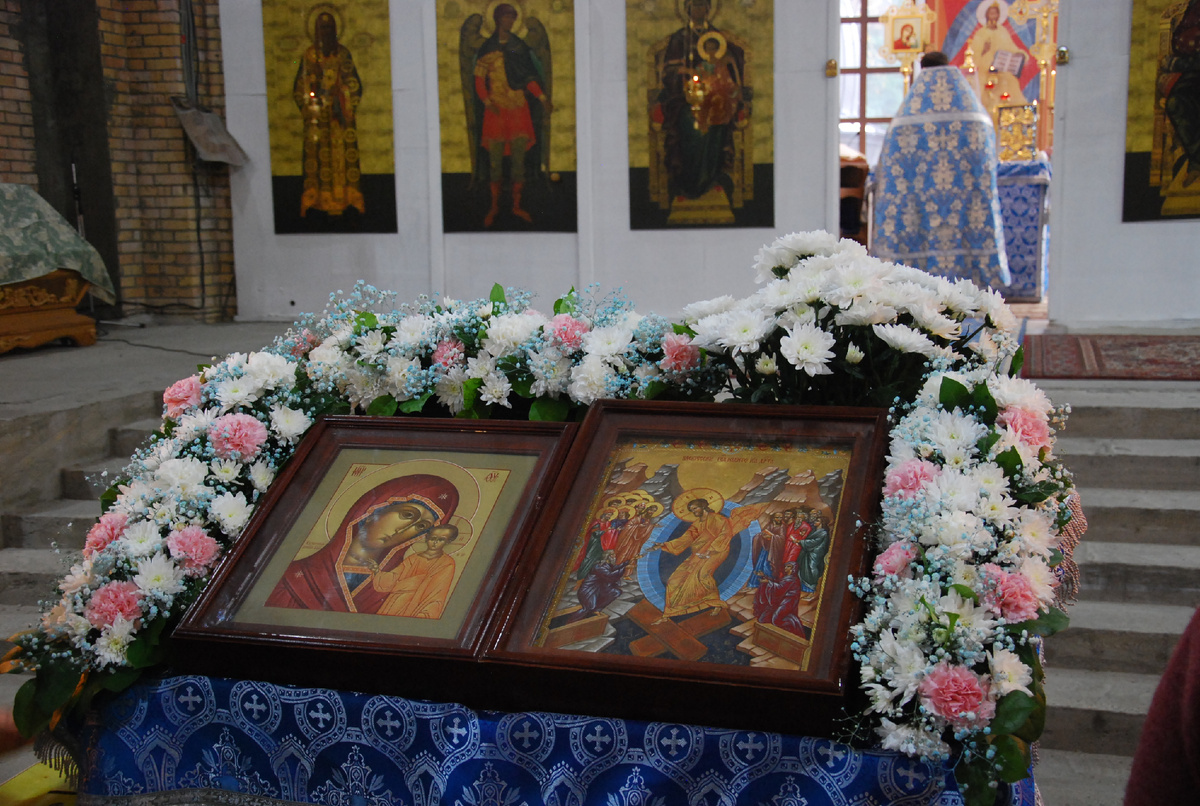 Иконы на центральном аналое