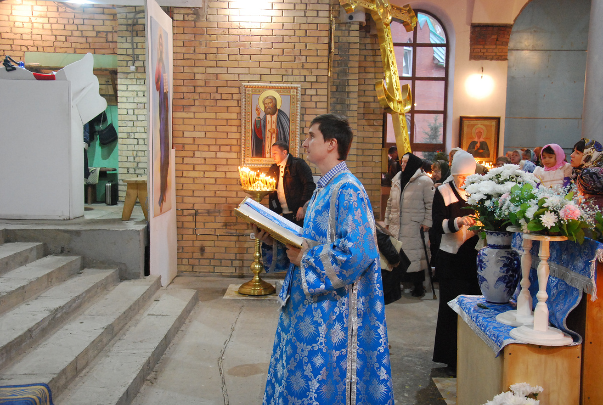 Алтарник Михаил Калинин читает "Апостол"