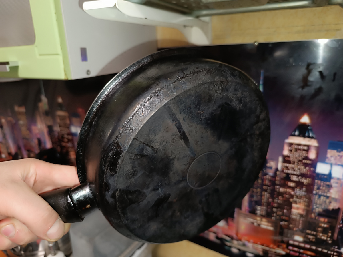 Чёрная сковорода.