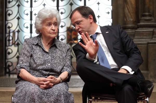 Антонова Ирина Александровна - советский и российский учёный-искусствовед, специалист по итальянской живописи эпохи Возрождения, президент (2013—2020) Государственного музея изобразительных искусств имени А. С. Пушкина в Москве. Академик РАО (АПН СССР, 1989), академик РАХ (2001; член-корреспондент, 1997), заслуженный деятель искусств РСФСР (1979), лауреат двух Государственных премий Российской Федерации (1995, 2017). Полный кавалер ордена «За заслуги перед Отечеством». Ветеран Великой Отечественной войны. (на фото слева)    Рядом некто Мединский Владимир Ростиславович, о нём может сильнее всего рассказать это фото - временщик в культуре, "главный" переговорщик спецоперации, советник Президента Путина В.В.