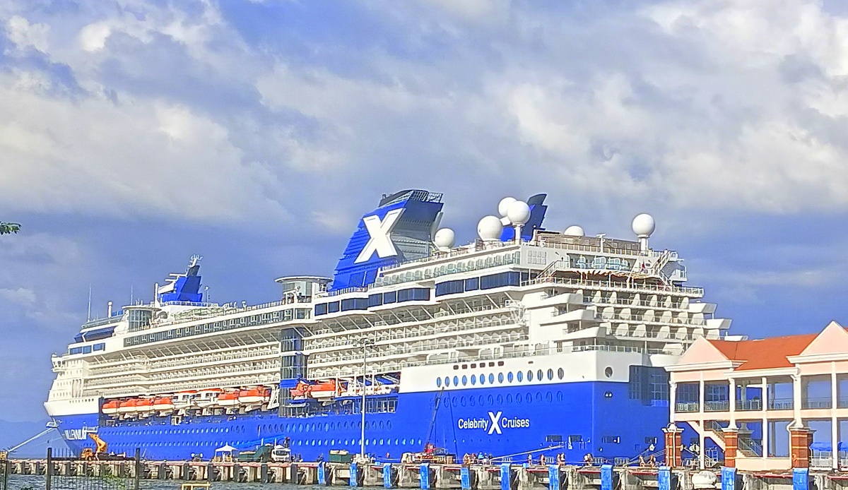 Лайнер в порту Пинанга (Малайзия) 20.12.2023