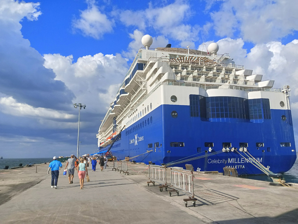 Лайнер в порту Пинанга (Малайзия) 20.12.2023