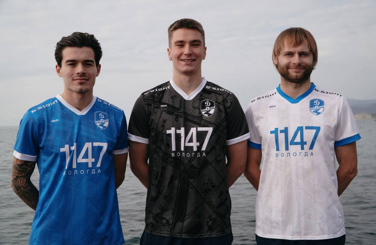    Футболисты вологодского "Динамо" в новой форме с датой основания города. / fc-dv.ru