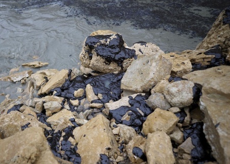    В Севастополе из-за разлива мазута ввели режим ЧС федерального характера